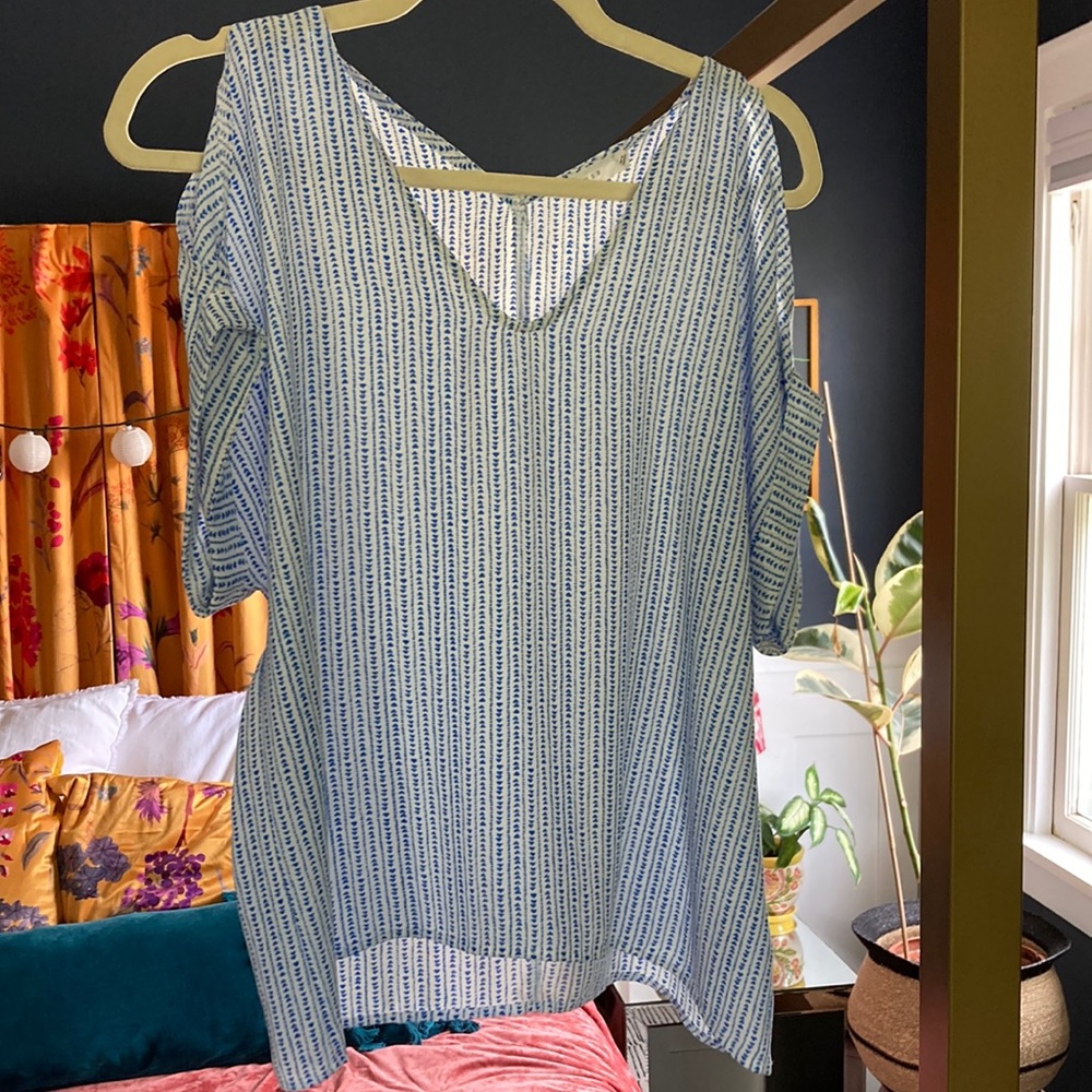 Lush heart pattern blue white open shoulder top
